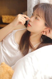 小雪解開乳罩給老楊摸