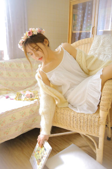 蓮花盤坐整根吸入男女古言