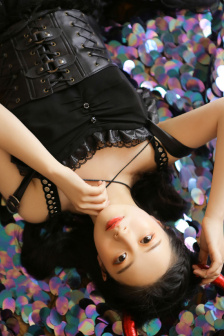 關婷娜胸圍凸點