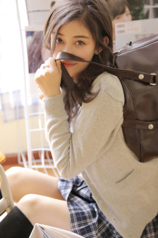 親嘴伸進內衣揉胸口激烈視頻