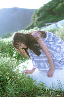 美女扒開內褲打光屁股