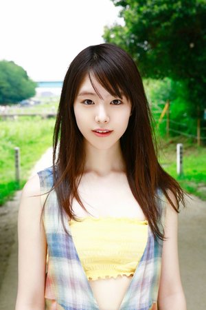 女主播直播時與大黃狗互動