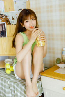 騎著裝有假玩具的自行車