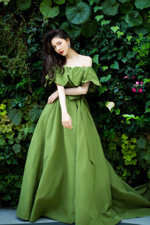 校花哭著扒開屁股浣腸小說