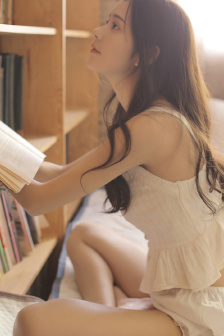 女生罰坐三角架尖尖凳的視頻