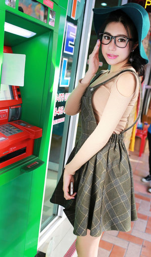 含著她兩個碩大的乳峰