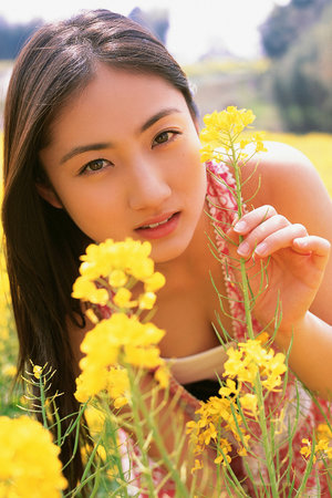 他的手漸漸地也開始不安分起來