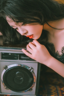 他掀開裙子舌頭伸進去