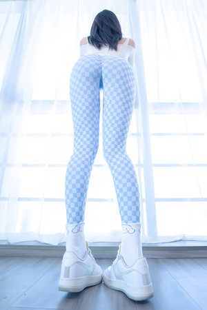 扒開女人內褲猛進猛出流出白液